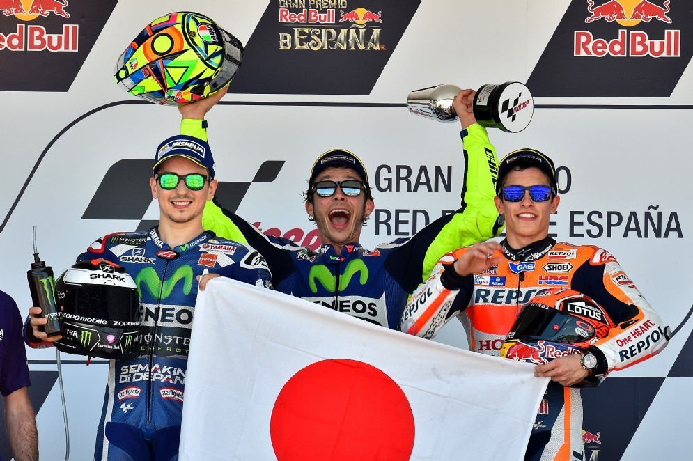 Valentino Rossi sul podio tra Jorge Lorenzo e Marc Marquez