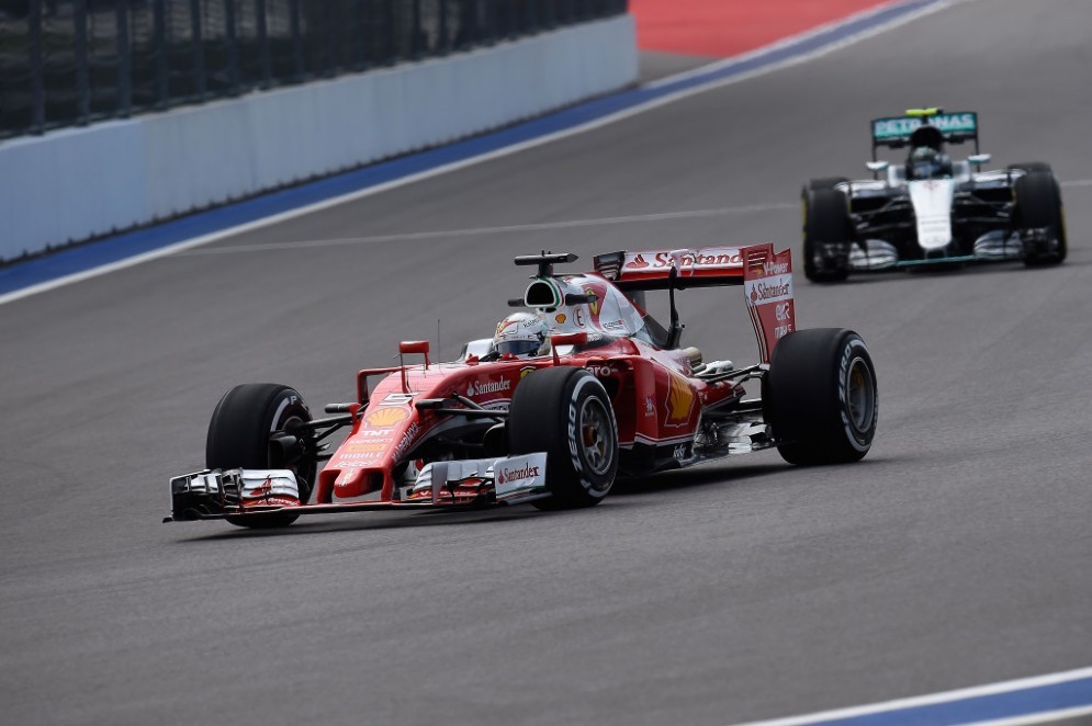 Vettel in azione davanti alla Mercedes