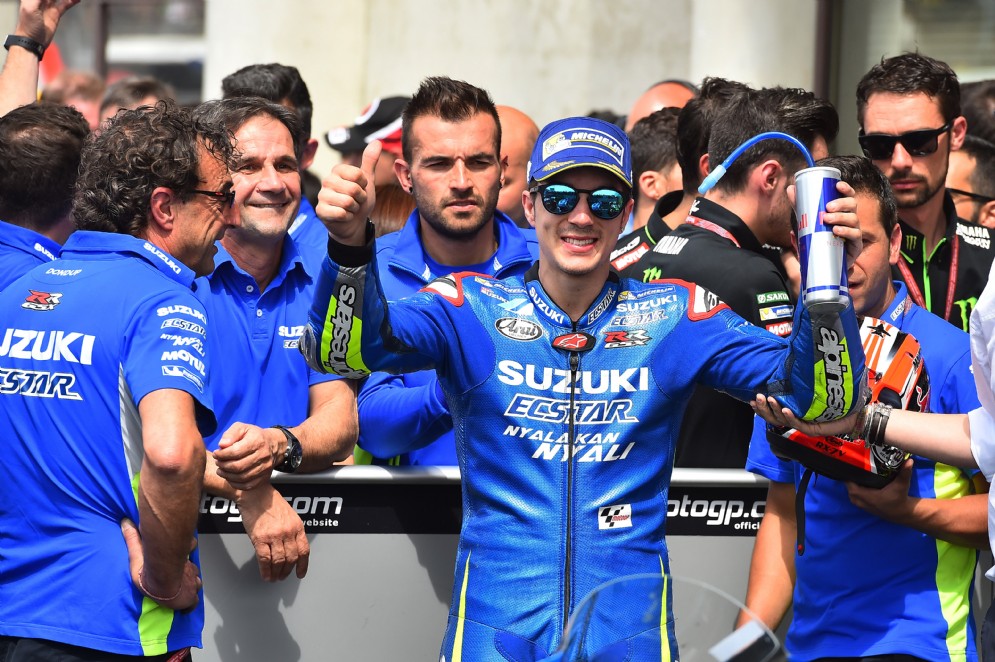 Maverick festeggia con il team Suzuki