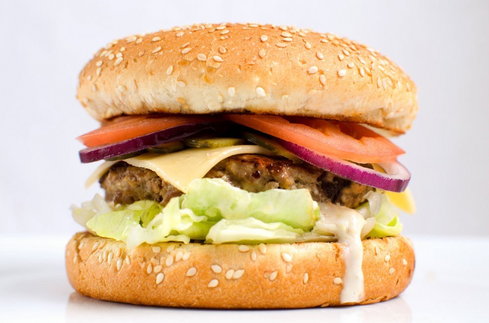 Hamburger, trovate tracce di Dna di topo e umano