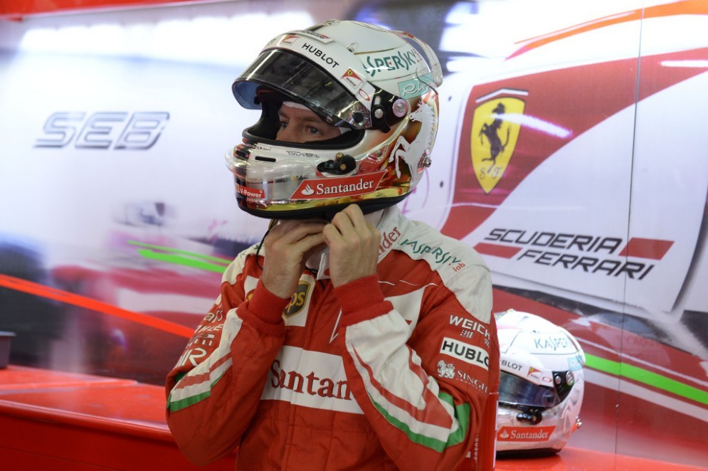 Sebastian Vettel indossa il casco