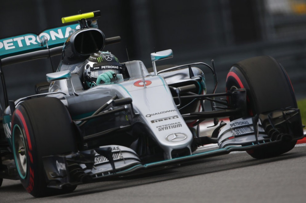 Il pilota tedesco alla guida della sua Mercedes