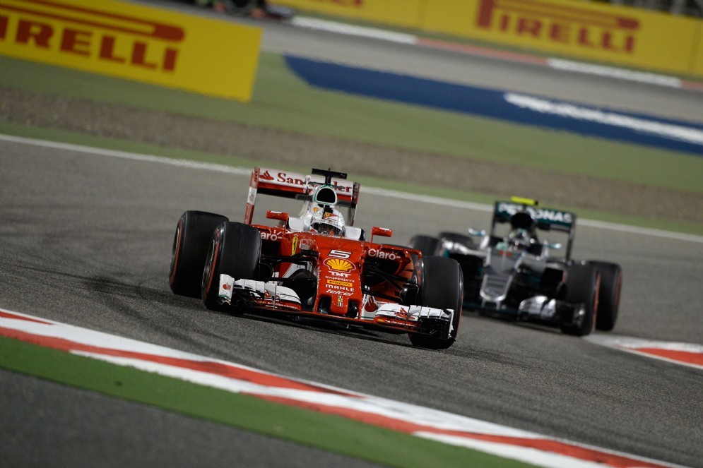 Ferrari e Mercedes testa a testa in pista