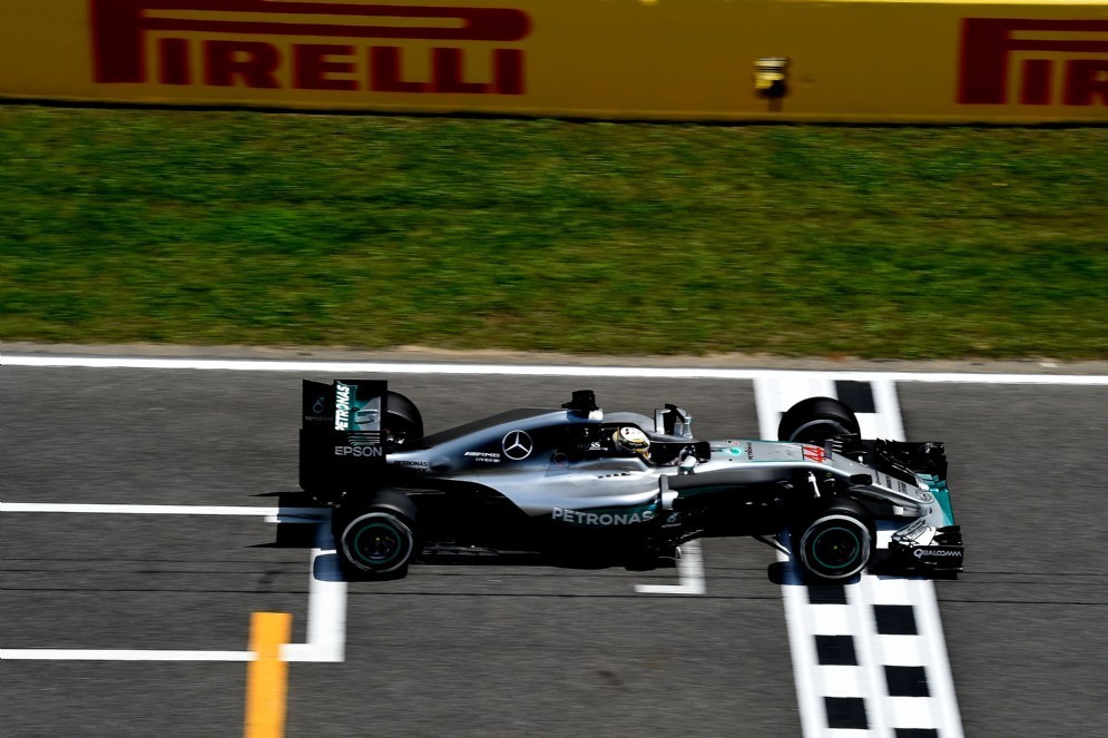 Lewis Hamilton sul traguardo del GP di Spagna