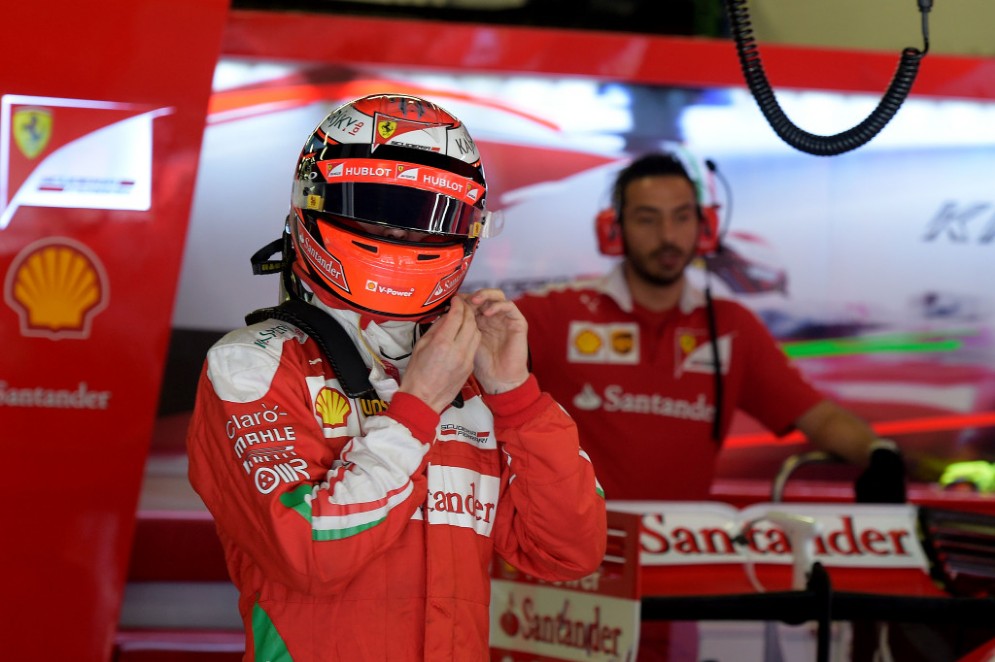 Kimi Raikkonen nel suo garage