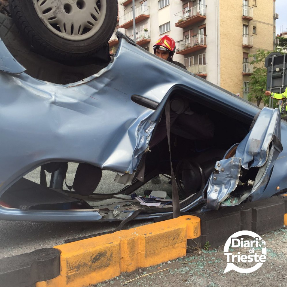L'auto che si è ribaltata a Trieste