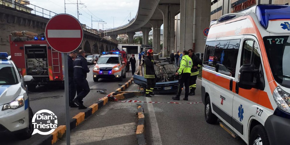 L'auto che si è ribaltata a Trieste