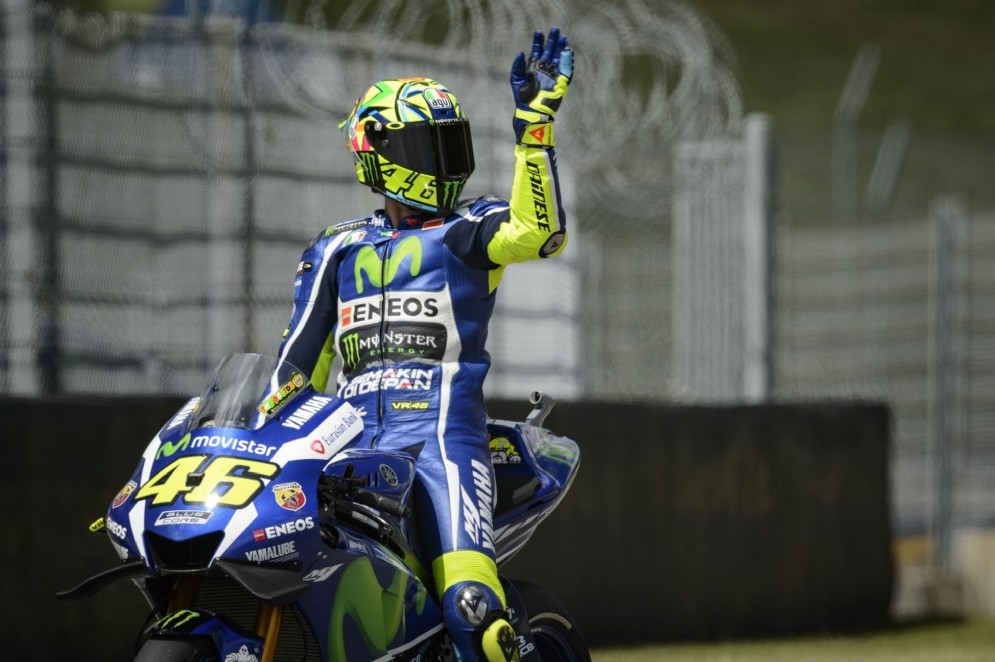 Rossi saluta il pubblico sulle tribune