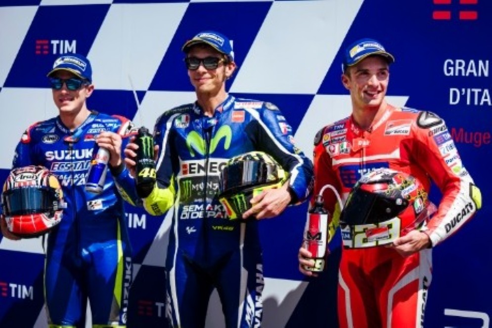 Andrea Iannone con Valentino Rossi e Maverick Vinales in prima fila