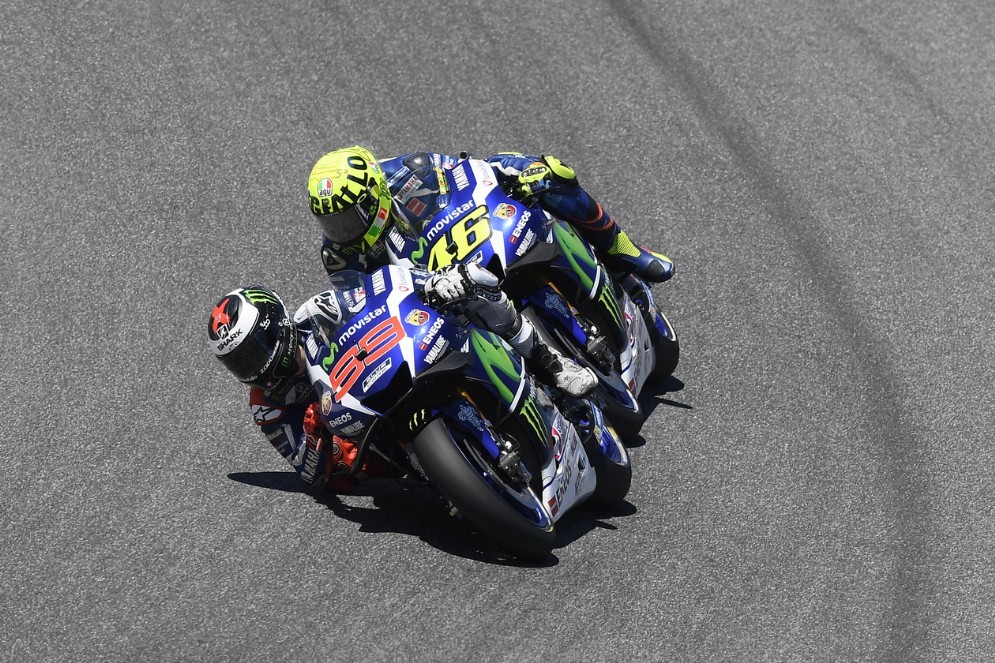 Valentino Rossi insegue Jorge Lorenzo in gara al Mugello