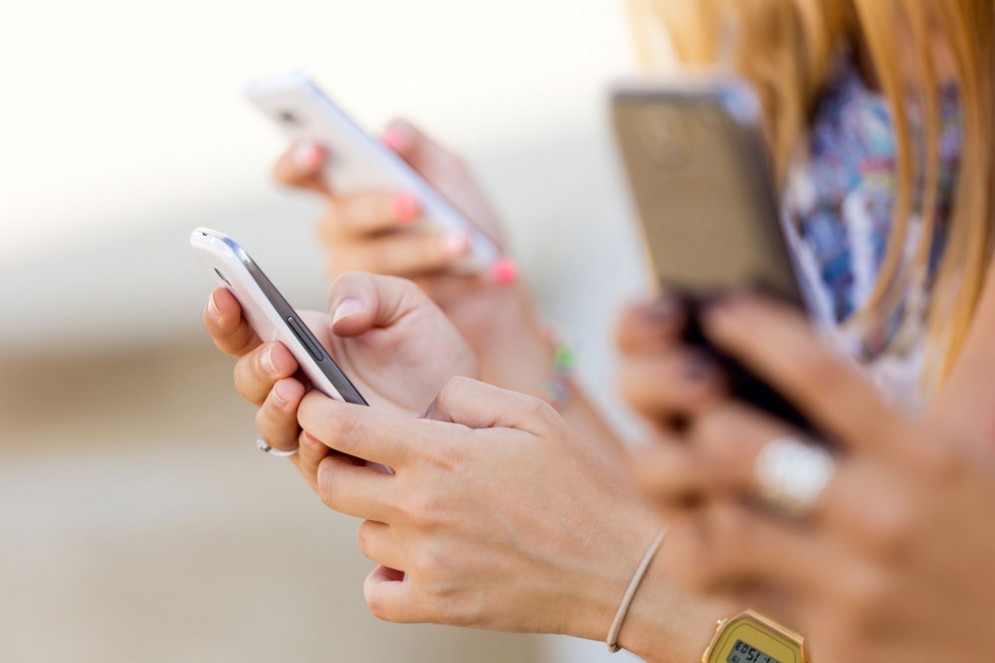 Smartphone, le donne sono più dipendenti