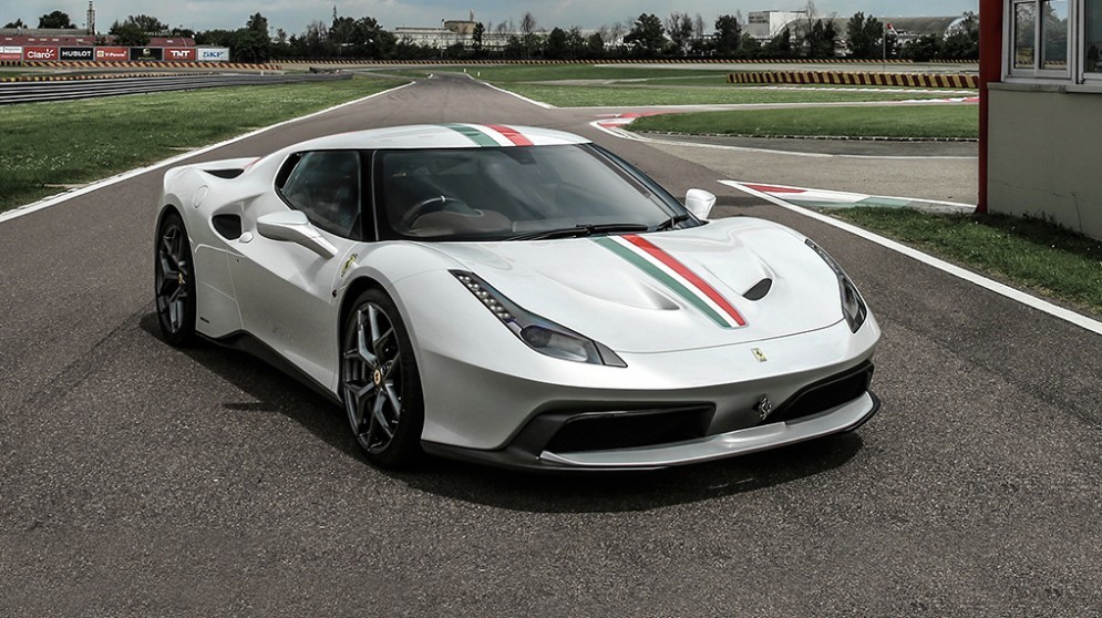 Carrozzeria in alluminio, paraurti in fibra di carbonio