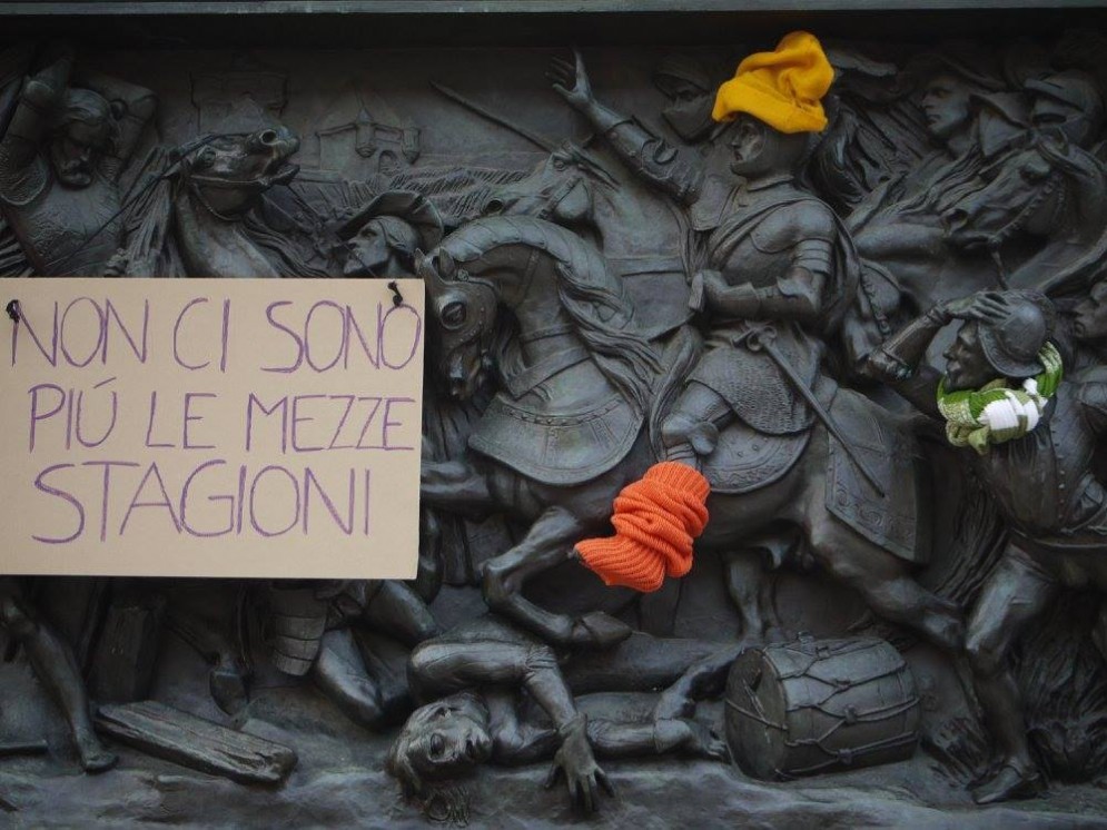 A Torino statue con sciarpe e cappelli (© Rete Clima Torino)