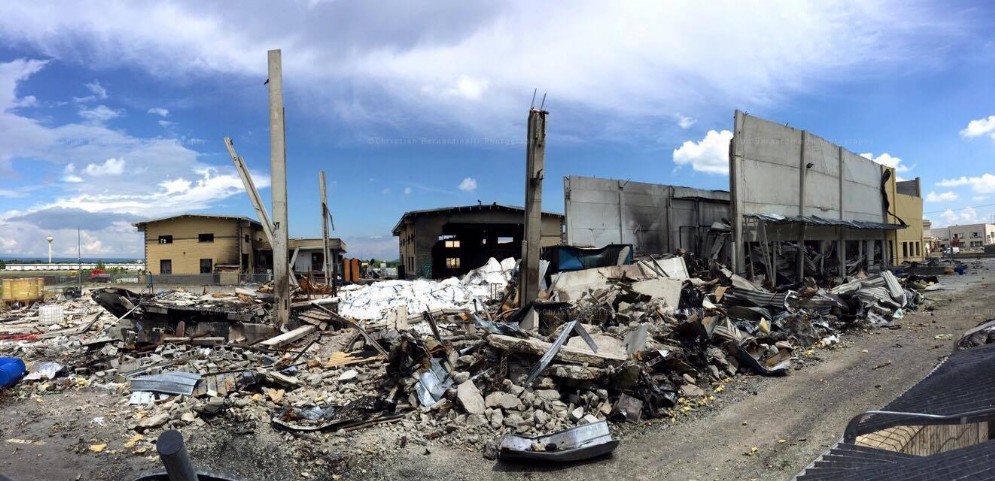 La desolazione dopo l'incendio che  divampato alla Darmkem