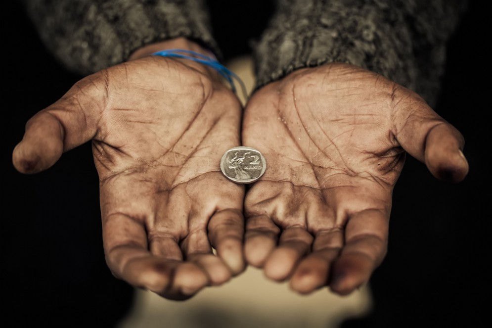 Le famiglie sono sempre più povere e gli italiani rinunciano alle cure mediche.