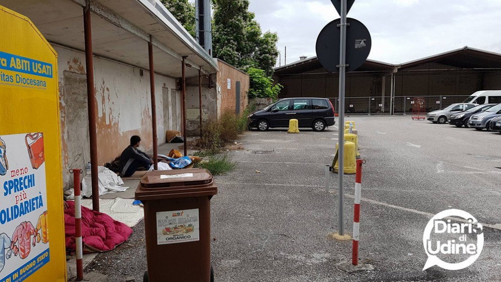I profughi accanto alla tettoia