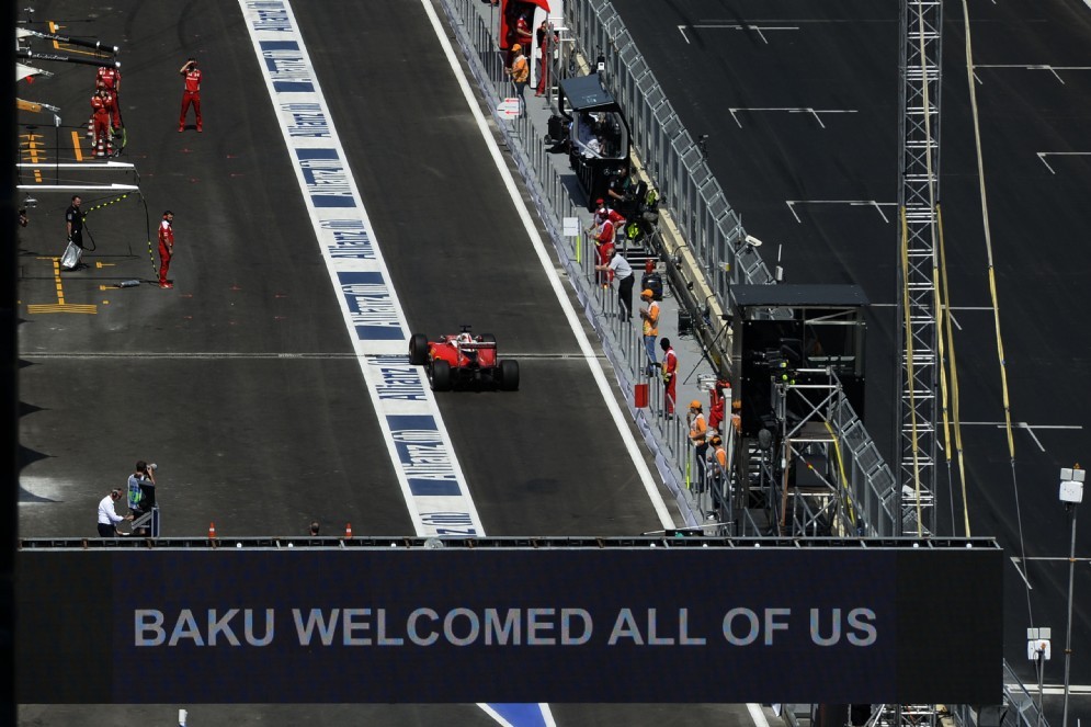 La Ferrari in corsia dei box a Baku