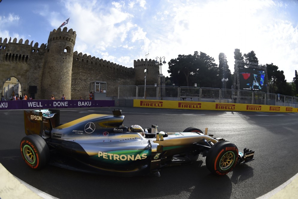 Lewis Hamilton in azione in Azerbaijan