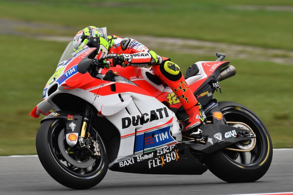 Andrea Iannone in azione ad Assen