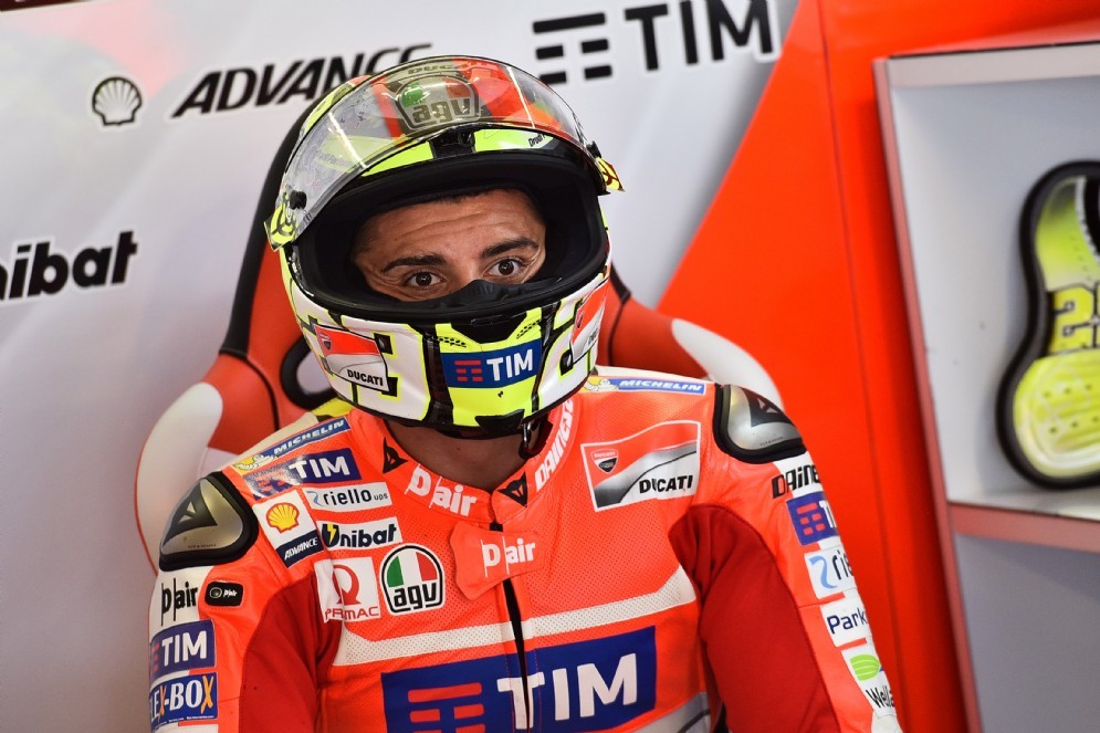 Andrea Iannone ai box