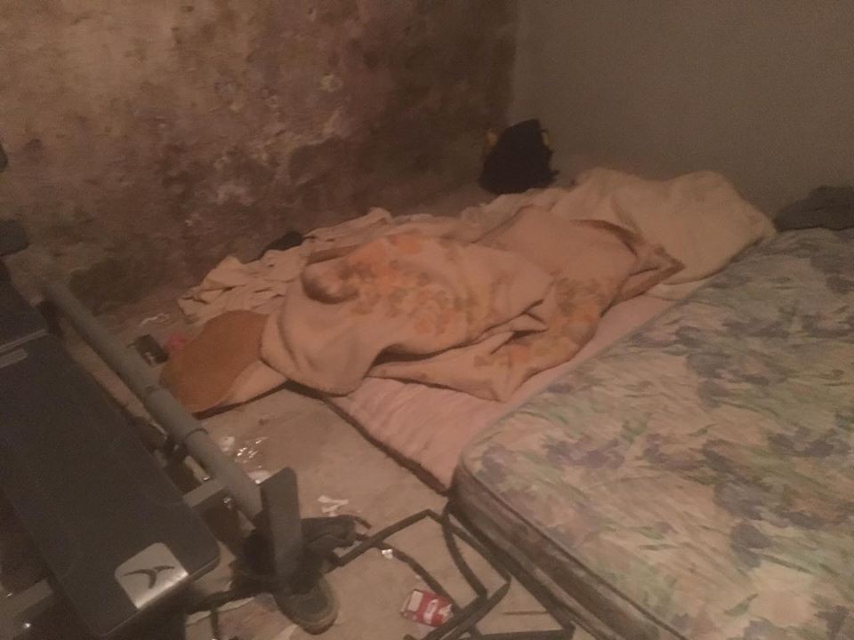 Alcuni dei materassi dove stranieri e barboni trovano riparo
