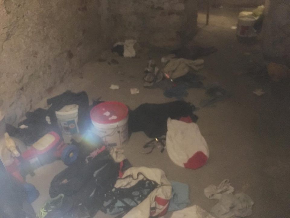 Altra foto che immortala il contesto del dormitorio abusivo
