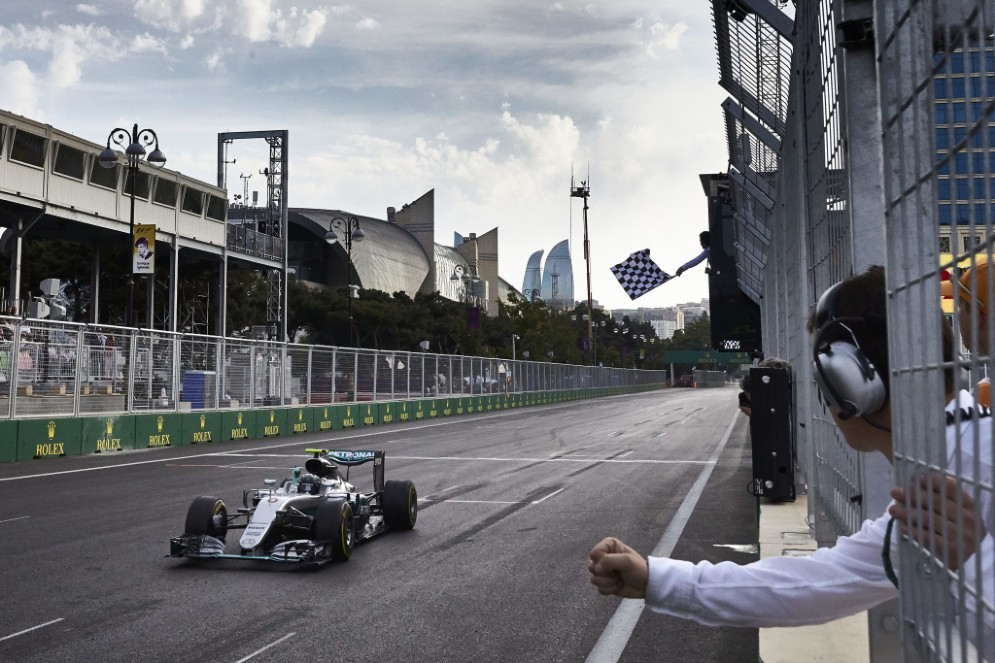 Nico Rosberg taglia il traguardo vincitore a Baku