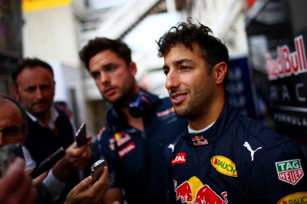 Daniel Ricciardo parla con i giornalisti