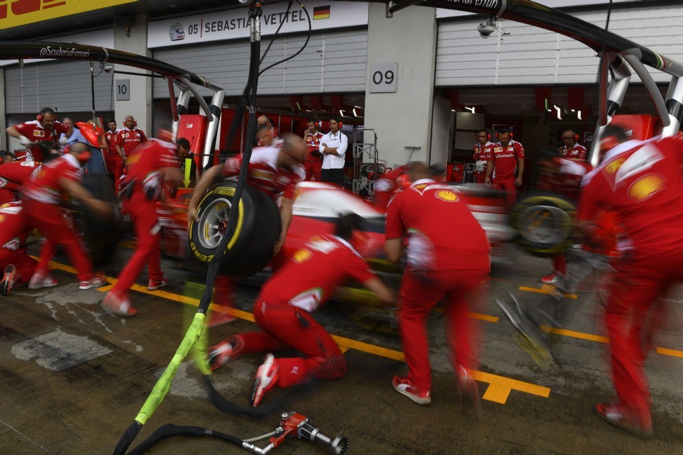 I meccanici Ferrari al lavoro nei box