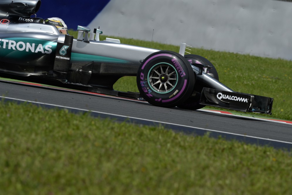 Lewis Hamilton si prende la pole position