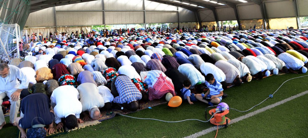 I molti musulmani riuniti a Cussignacco per la fine del Ramadan
