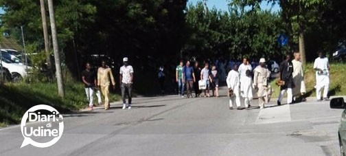 I molti musulmani riuniti a Cussignacco per la fine del Ramadan
