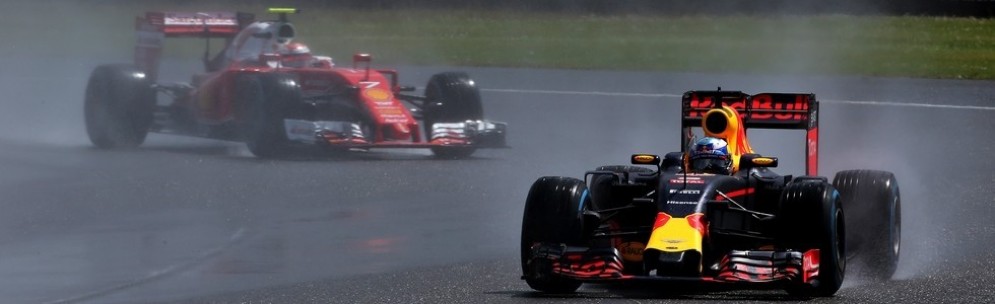 La Ferrari di Kimi Raikkonen dietro alla Red Bull di Max Verstappen a Silverstone