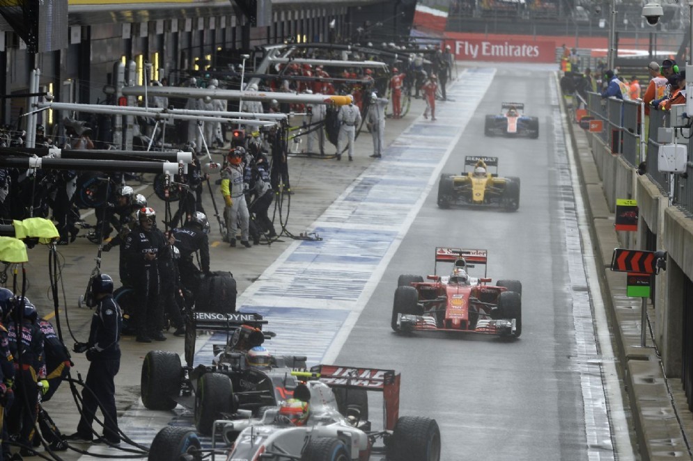Sebastian Vettel rientra ai box sotto il diluvio del GP di Gran Bretagna
