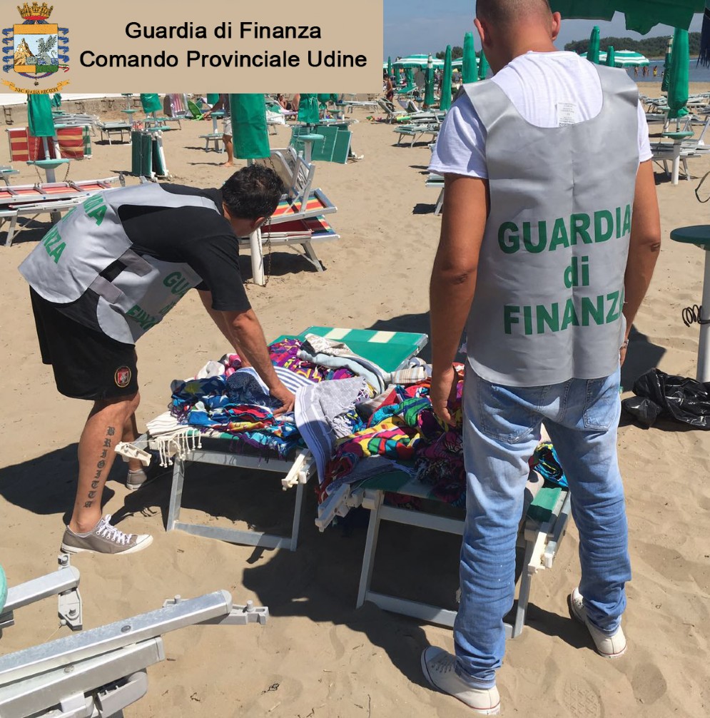 I finanzieri all'opera sulle spiagge