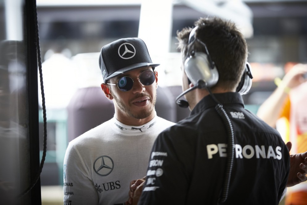 Hamilton parla con i suoi ingegneri ai box