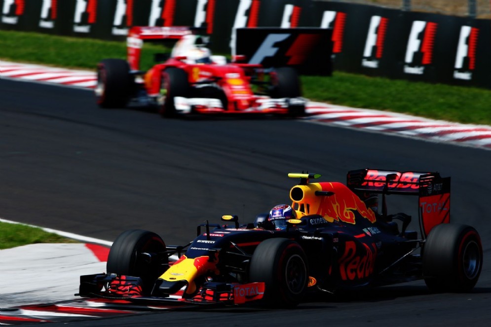 Max Verstappen davanti alla Ferrari oggi in gara