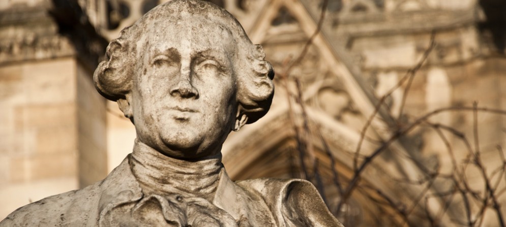 La statua di Carlo Goldoni. La commedia dialettale I Rusteghi in scena a Gorizia
