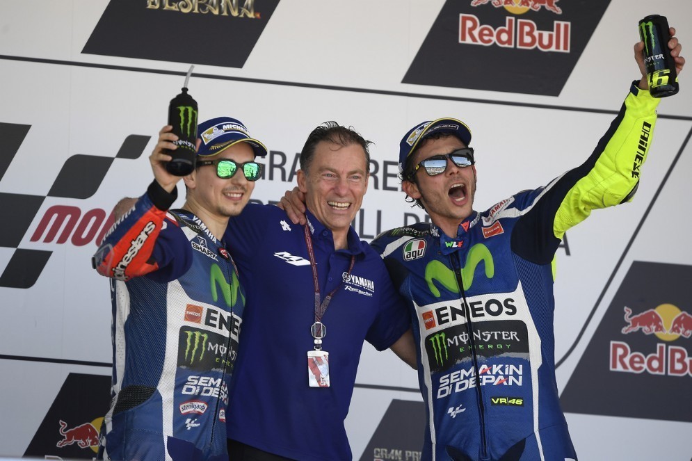 Il team principal Lin Jarvis sul podio tra Jorge Lorenzo e Valentino Rossi