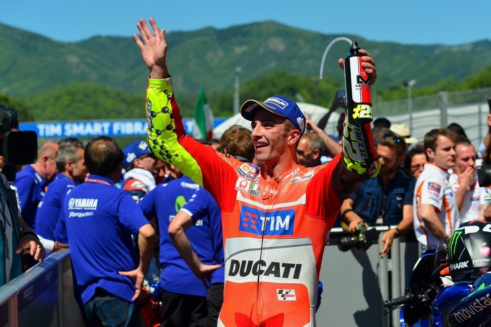 Andrea Iannone festeggia il podio nel GP d'Italia