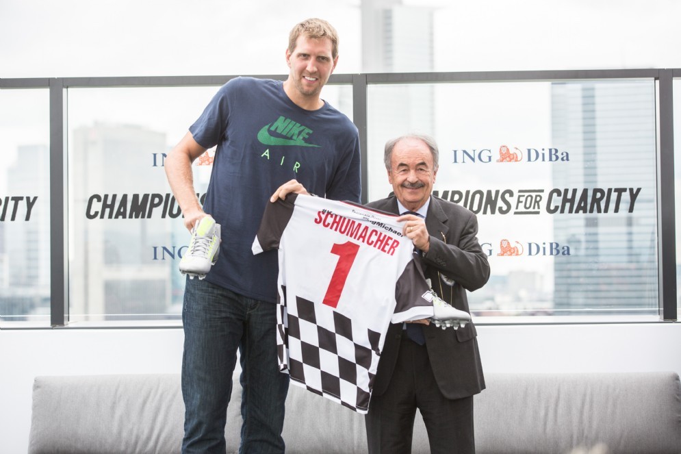 Il giocatore di basket Dirk Nowitski con la maglia di Schumi