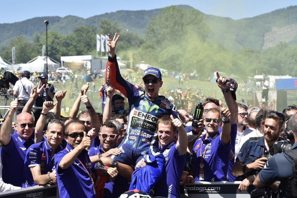 Wilco Zeelenberg con il suo pilota Jorge Lorenzo e gli altri uomini del team