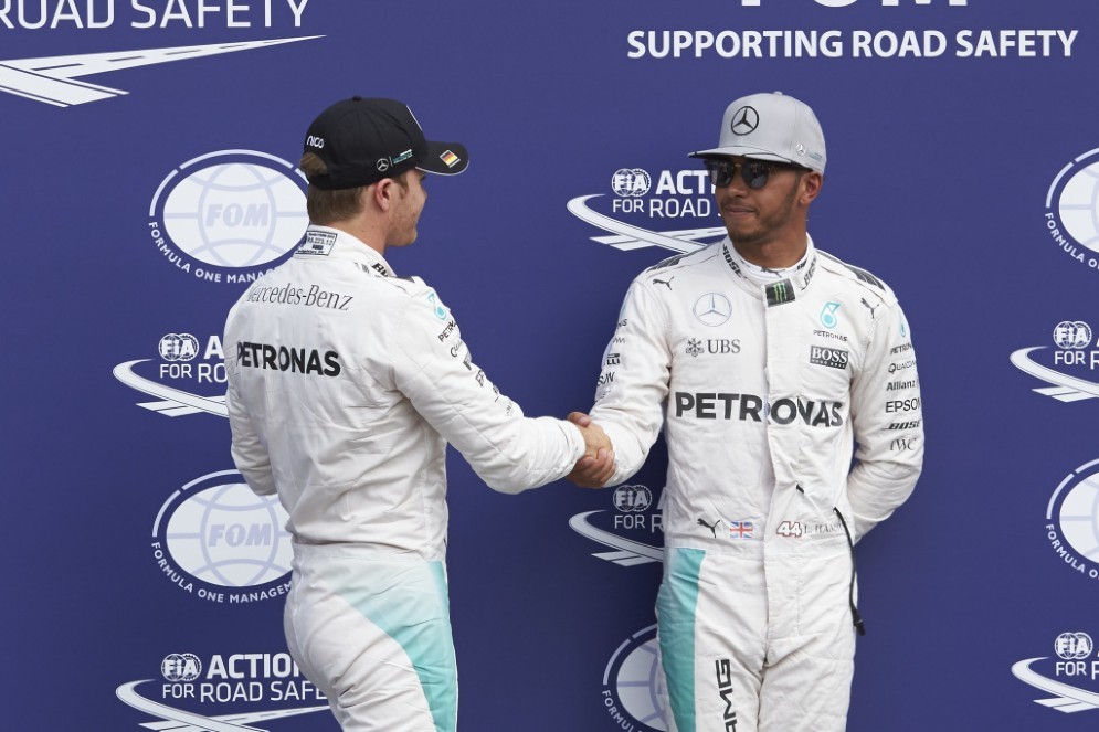 Stretta di mano tra i compagni di squadra Rosberg e Hamilton dopo le qualifiche