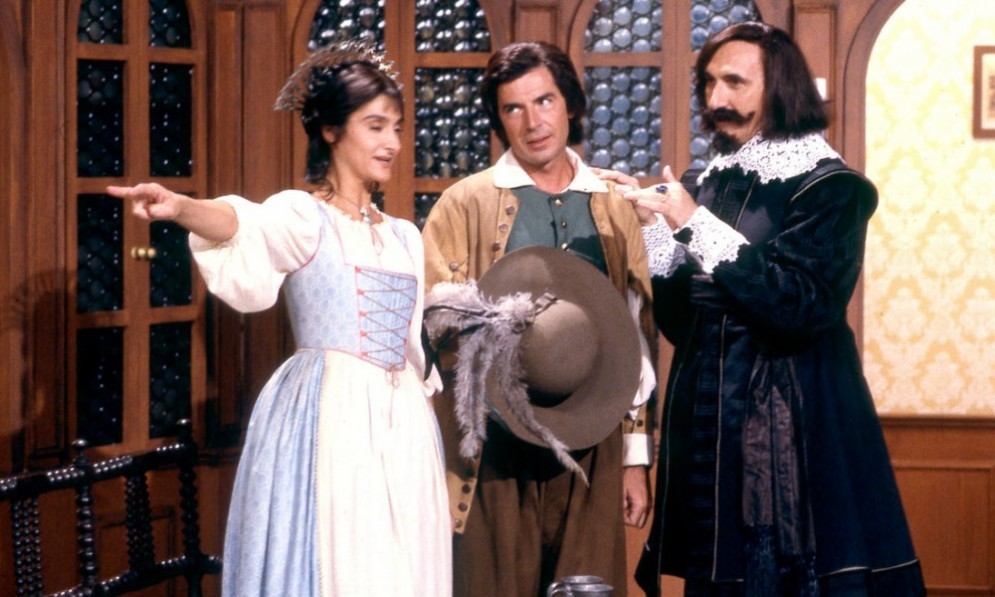 Anna Marchesini con Tullio Solenghi e Pippo Baudo in una scena dei Promessi Sposi