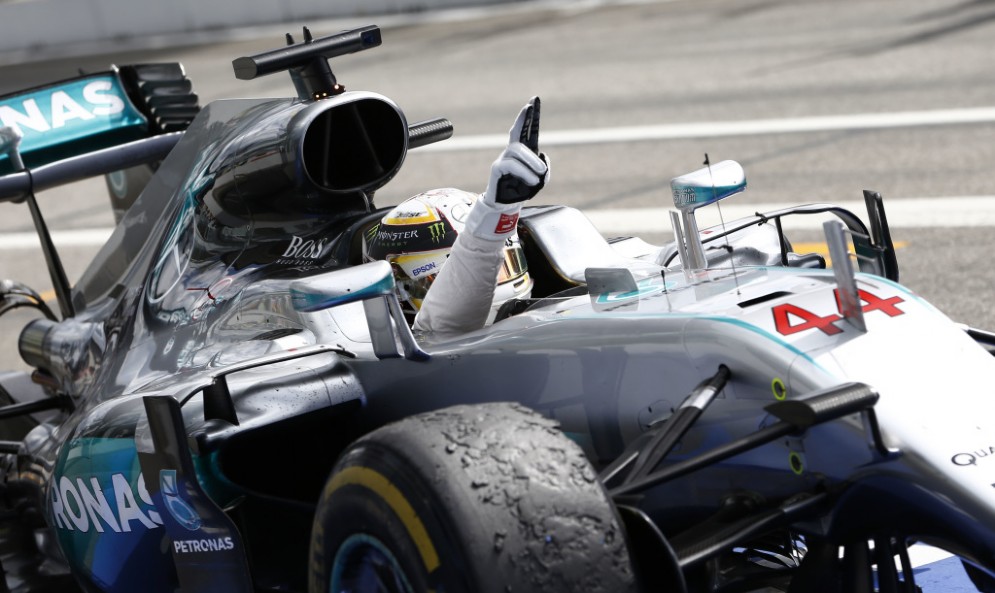 Hamilton esulta per la vittoria dopo aver tagliato il traguardo