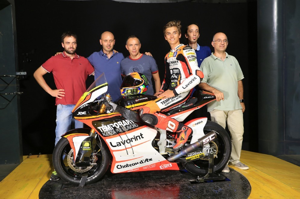 Il fratello di Valentino Rossi sulla moto del team Forward