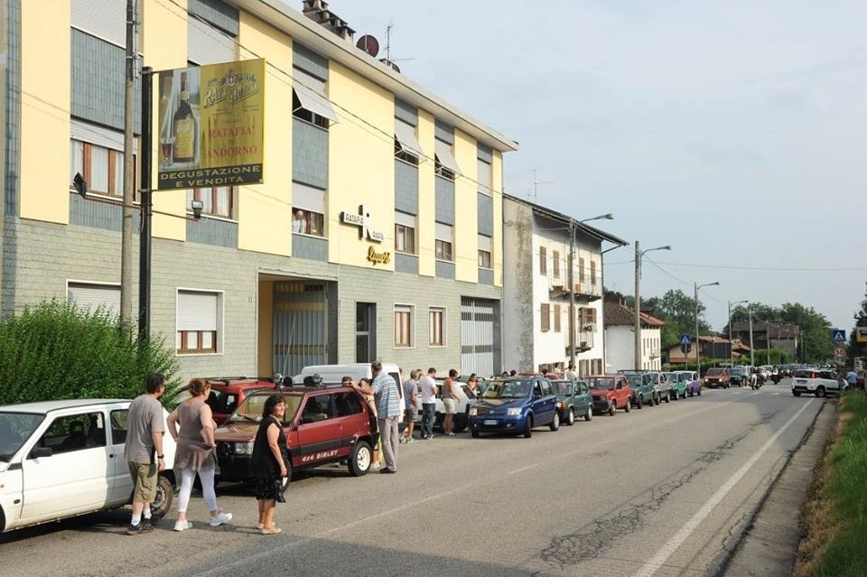 Le auto partecipanti al 1° Raduno Fiat Panda del Biellese davanti allo stabilimento del Liquorificio Rapa di Andorno