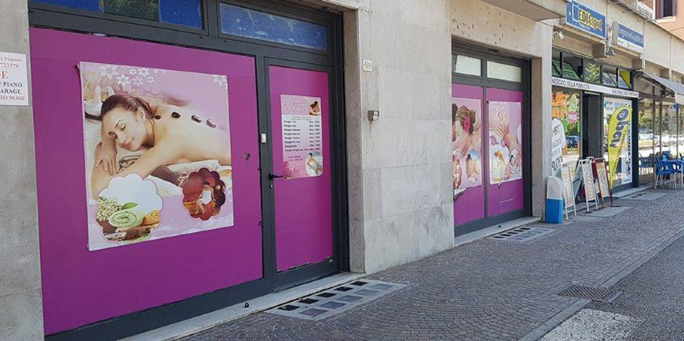 Uno dei centri massaggi visitato dai carabinieri