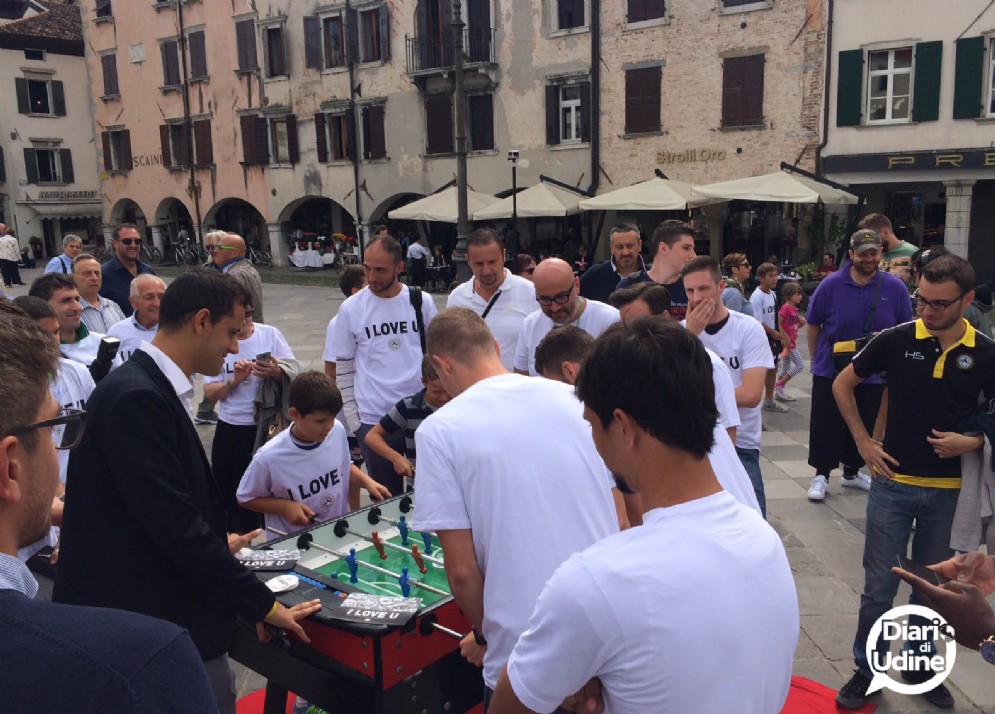 I giocatori dell'Udinese in piazza San Giacomo