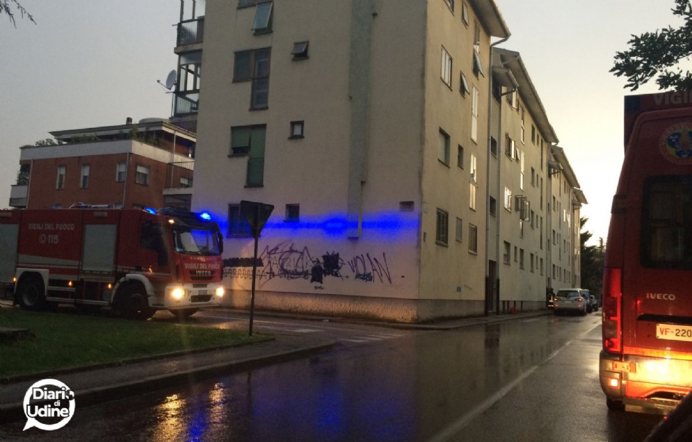 Vigili del Fuoco in azione in via Val Raccolana